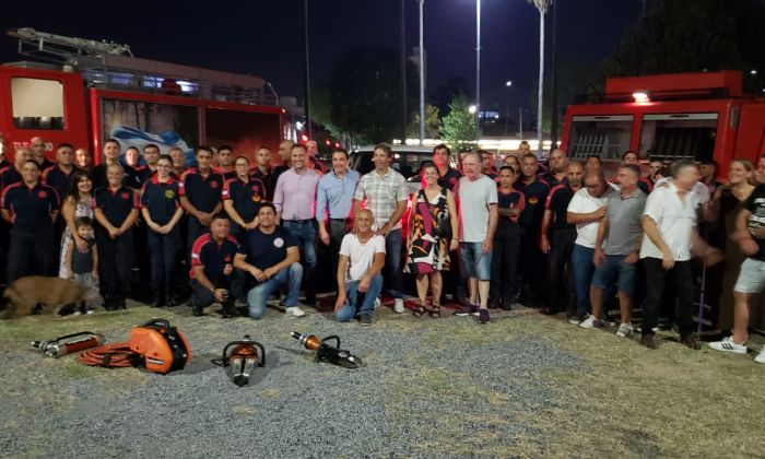 Florencio Varela – Bomberos voluntarios presentan 3 nuevas unidades para su flota de vehículos